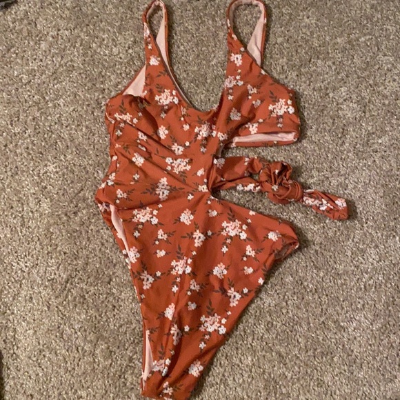 Super cute One piece swimsuit worn once perfect condition - Picture 2 of 5